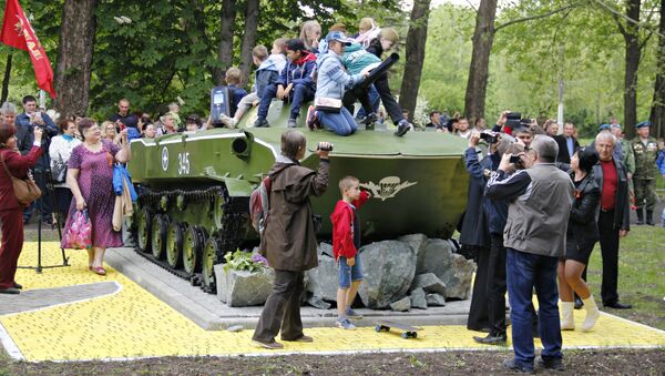 Торжественное открытие боевой машины десанта (БМД-1), которая стала частью мемориального комплекса Честь, доблесть и слава в гагаринском парке Симферополя