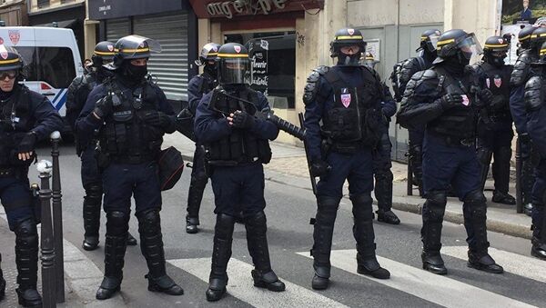 Полиция в Париже выставила кордон на пути шествия протеста против победы Макрона