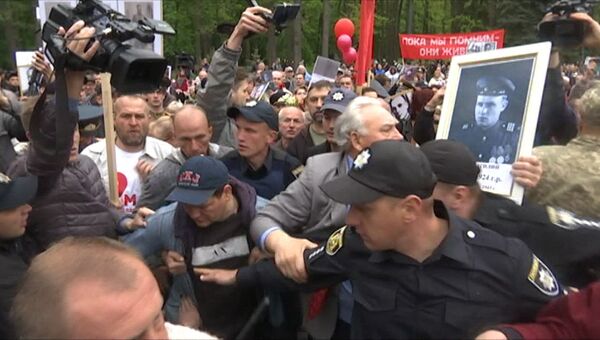 Полиция в Харькове разнимала дерущихся на акции Бессмертный полк