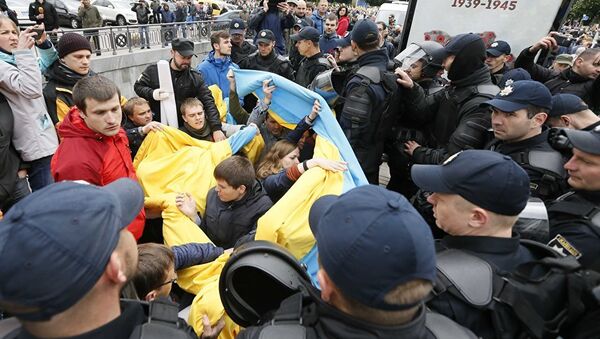 Сотрудники ОМОНа блокируют людей, пытающихся сорвать акцию Бессмертный полк в Киеве