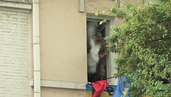 Радикалы бросали яйца и дымовые шашки в колонну Бессмертного полка в Киеве