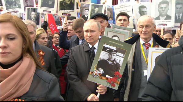 Путин с портретом отца прошел в строю Бессмертного полка в Москве Путин с портретом отца прошел в строю Бессмертного полка в Москве