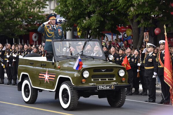 Военный парад в честь Дня Победы в Симферополе