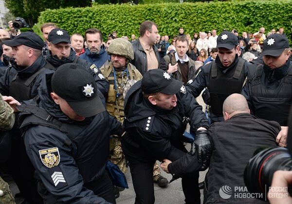 Полиция задерживает протестующего против празднования Дня Победы в Киеве Полиция задерживает протестующего против празднования Дня Победы в Киеве