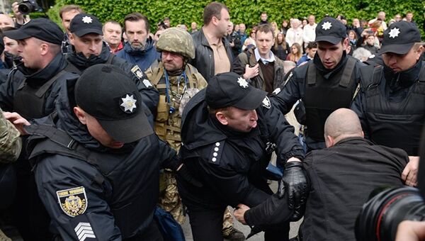 Полиция задерживает протестующего против празднования Дня Победы в Киеве