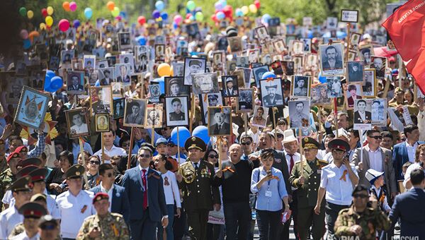 Участники акции Бессмертный полк в Бишкеке