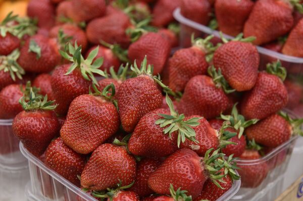 Продажа клубники на одном из рынков Симферополя Продажа клубники на одном из рынков Симферополя