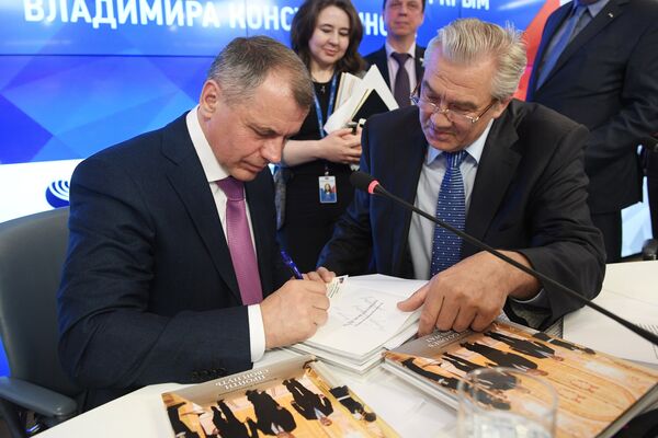 Председатель Госсовета Республики Крым Владимир Константинов (слева) дает автограф на презентации своей книги Пройти свой путь в Международном мультимедийном пресс-центре МИА Россия сегодня Председатель Госсовета Республики Крым Владимир Константинов (слева) дает автограф на презентации своей книги Пройти свой путь в Международном мультимедийном пресс-центре МИА Россия сегодня