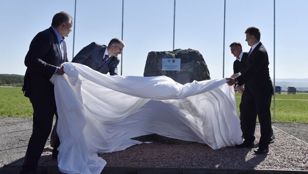 Торжественное мероприятие по закладке памятного камня, символизирующего начало работ по строительству трассы Таврида Торжественное мероприятие по закладке памятного камня, символизирующего начало работ по строительству трассы Таврида