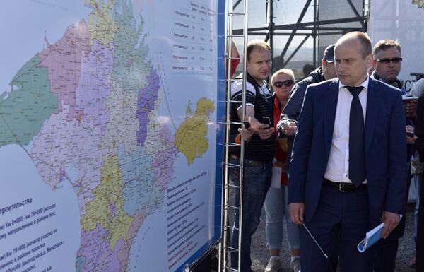 Министр транспорта Республики Крым Анатолий Волков на торжественном мероприятии по закладке памятного камня, символизирующего начало работ по строительству трассы Таврида Министр транспорта Республики Крым Анатолий Волков на торжественном мероприятии по закладке памятного камня, символизирующего начало работ по строительству трассы Таврида