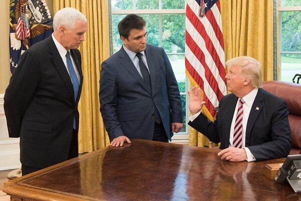 Президент США Дональд Трамп, вице-президент Майк Пенс, глава МИД Украины Павел Климкин во время встречи в Вашингтоне. 10 мая 2017 года Президент США Дональд Трамп, вице-президент Майк Пенс, глава МИД Украины Павел Климкин во время встречи в Вашингтоне. 10 мая 2017 года