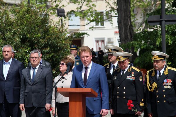 Врио губернатора Севастополя Дмитрий Овсянников на торжественном митинге, посвященном 234-й годовщине основания Черноморского флота России Врио губернатора Севастополя Дмитрий Овсянников на торжественном митинге, посвященном 234-й годовщине основания Черноморского флота России