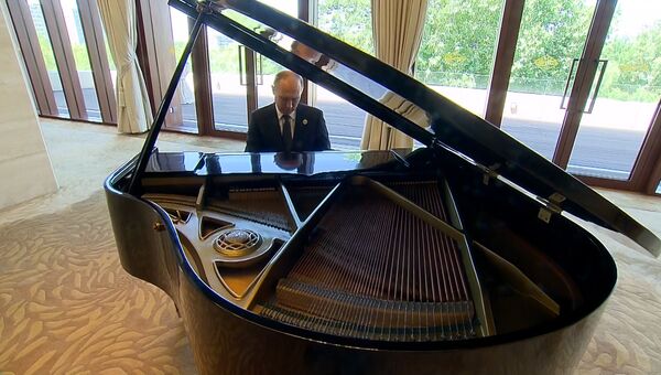 Путин сыграл на рояле Город над вольной Невой и Московские окна в Китае