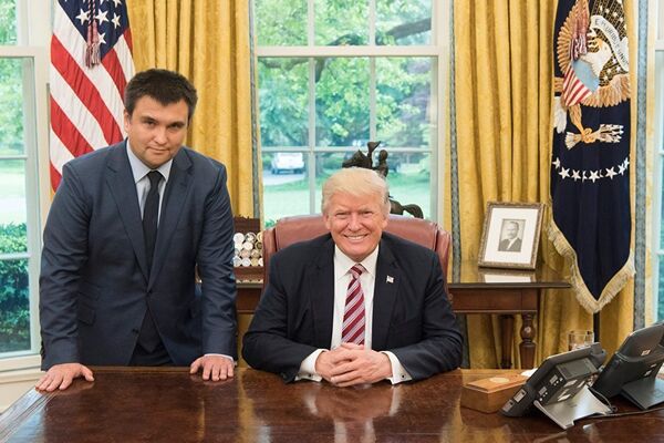 Президент США Дональд Трамп и министр иностранных дел Украины Павел Климкин во время встречи в Вашингтоне. 10 мая 2017 Президент США Дональд Трамп и министр иностранных дел Украины Павел Климкин во время встречи в Вашингтоне. 10 мая 2017