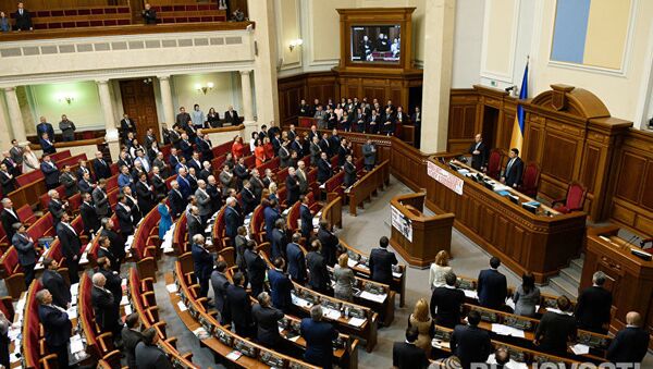 Депутаты на заседании сессии Верховной рады Украины в Киеве. Архивное фото