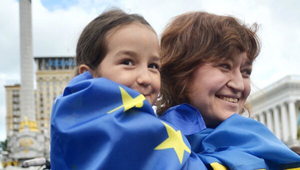 Люди с флагами ЕС И Украины на площади Независимости в Киеве. Архивное фото