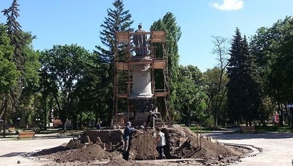 Работы по реконструкции постамента памятнику Богдану Хмельницкому в Чернигове, Украина