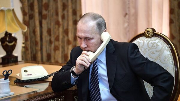 Владимир Путин во время телефонного разговора