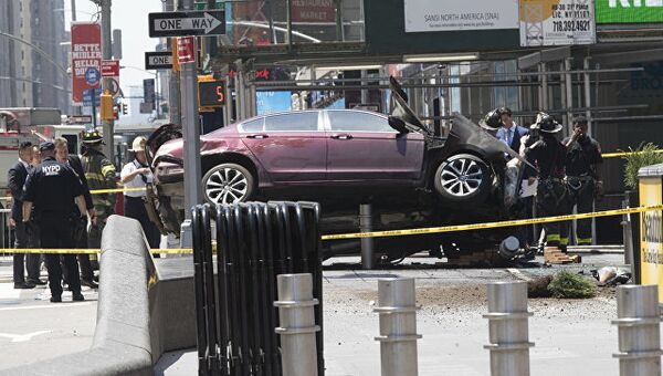 Автомобиль, врезавшийся в толпу пешеходов на Таймс-Сквер в Нью-Йорке. 18 мая 2017