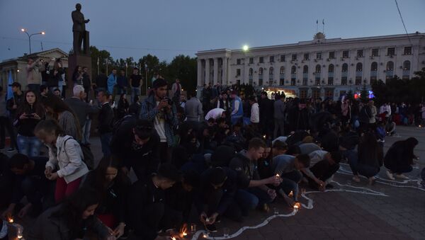 Памятная акция Зажги огонь в своем сердце на площади им. Ленина в Симферополе