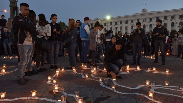 Памятная акция Зажги огонь в своем сердце на площади им. Ленина в Симферополе