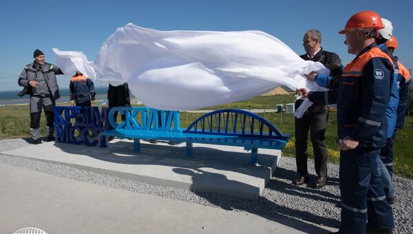 Открытие скамьи с видом на строящийся Крымский мост со стороны Тамани