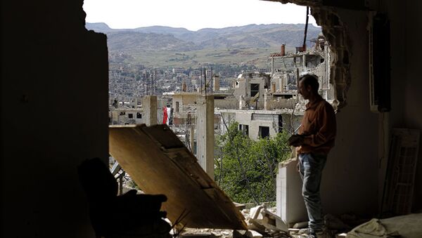 Последствия авиаударов в сирийском городе Забадани. Архивное фото