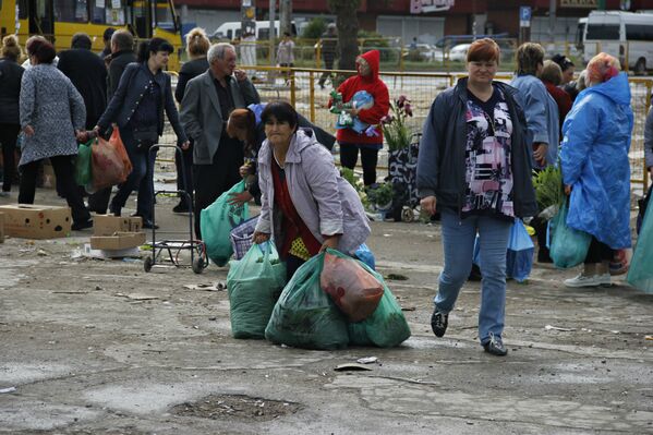 Несанкционированные торговцы пытаются унести свой товар во время рейда по борьбе со стихийщиками в Симферополе