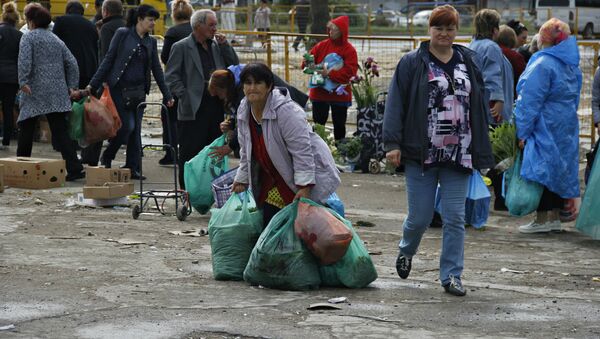 Несанкционированные торговцы пытаются унести свой товар во время рейда по борьбе со стихийщиками в Симферополе