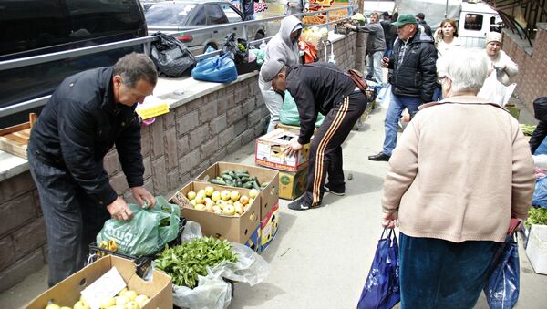 Торговцы собирают свой товар во время рейда по несанкционированной торговле в Симферополе