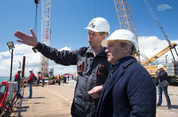 Председатель совета директоров компании Стройгазмонтаж Аркадий Ротенберг (справа) осмотрел площадку строительства моста через Керченский пролив Председатель совета директоров компании Стройгазмонтаж Аркадий Ротенберг (справа) осмотрел площадку строительства моста через Керченский пролив