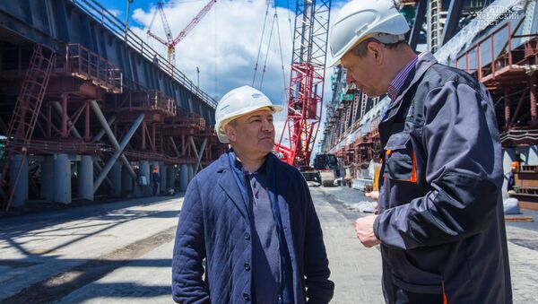 Председатель совета директоров компании Стройгазмонтаж Аркадий Ротенберг (слева) осмотрел площадку строительства моста через Керченский пролив Председатель совета директоров компании Стройгазмонтаж Аркадий Ротенберг (слева) осмотрел площадку строительства моста через Керченский пролив