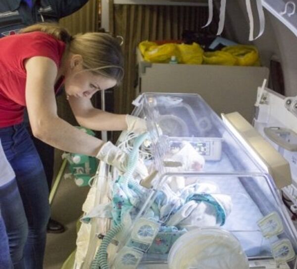 Крымские спасатели эвакуируют тяжелобольных младенцев на спецборте МЧС России в Санкт-Петербург