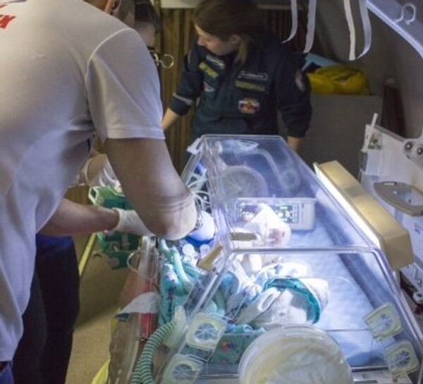 Крымские спасатели эвакуируют тяжелобольных младенцев на спецборте МЧС России в Санкт-Петербург