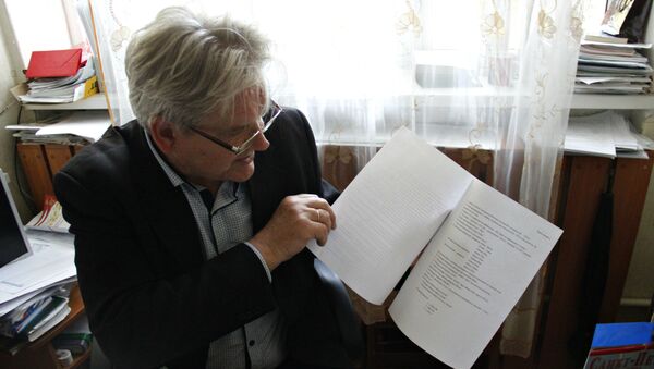 Директор коктебельской школы №1 Сергей Жирадков показывает накладную на проведение интернета в кабинеты