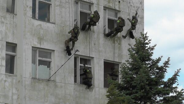 Спецназ ФСБ отрабатывает в Крыму антитеррористические навыки. Съемка с учений