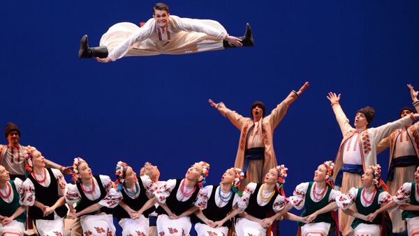 Артисты Государственного академического ансамбля народного танца имени Игоря Моисеева исполняют украинский танец Гопак