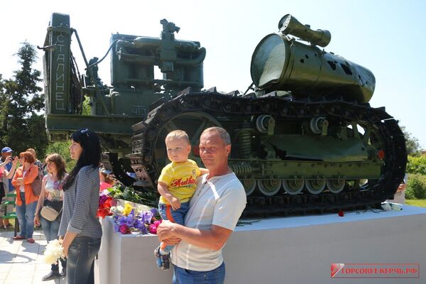 Открытие памятного знака Трактор-тягач ЧТЗ С-60 Сталинец в Керчи Открытие памятного знака Трактор-тягач ЧТЗ С-60 Сталинец в Керчи