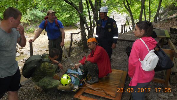 Крымские спасатели оказали помощь пострадавшему в горах человеку