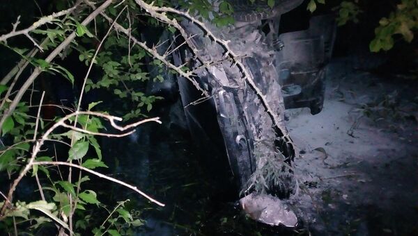 На трассе Севастополь-Ялта автомобиль рухнул в глубокий кювет и загорелся