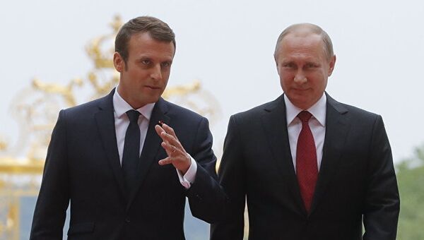 Президент России Владимир Путин и президент Франции Эммануэль Макрон во время встречи в Париже. 29 мая 2017 года