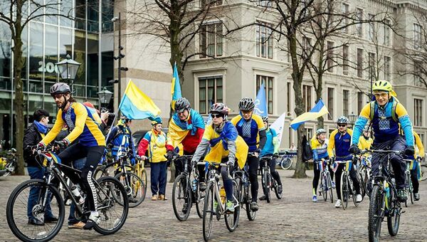 Украинские велосипедисты у здания парламента Нидерландов в Гааге во время акции за вступление Украины в ЕС. Архивное фото