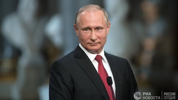 Владимир Путин во время совместной пресс-конференции по итогам российско-французских переговоров в Вельском дворце. Архивное фото