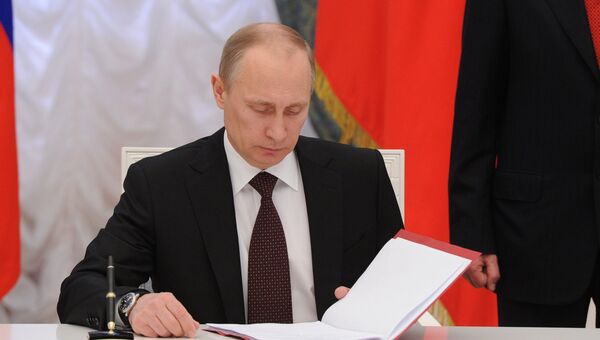 Президент России Владимир Путин подписывает указ. Архивное фото