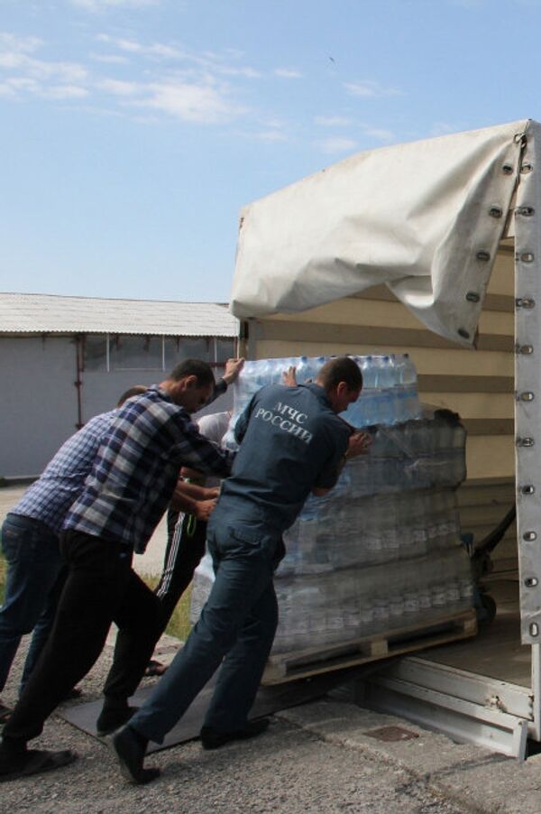 Сотрудники ГУ МЧС РФ по РК загружают гуманитарный груз для жителей Ставропольского края Сотрудники ГУ МЧС РФ по РК загружают гуманитарный груз для жителей Ставропольского края