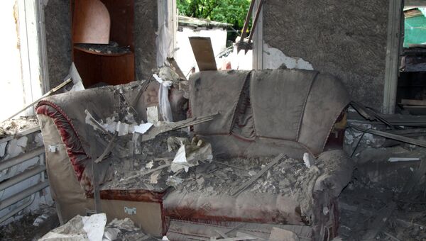 Повреждения в жилом доме, полученные в результате обстрела Куйбышевского района Донецка
