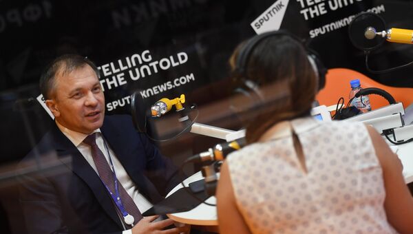 Министр экономического развития Республики Крым Андрей Мельников в студии радио Sputnik в Экспофоруме на Санкт-Петербургском международном экономическом форуме 2017