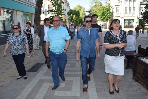 Рок-музыкант Вячеслав Бутусов на прогулке в Симферополе Рок-музыкант Вячеслав Бутусов на прогулке в Симферополе