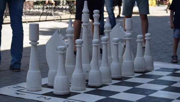 Шахматные фигуры на одной из улиц Симферополя