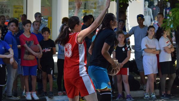 Соревнования по уличному баскетболу, организованные в рамках празднования Дня города Симферополя